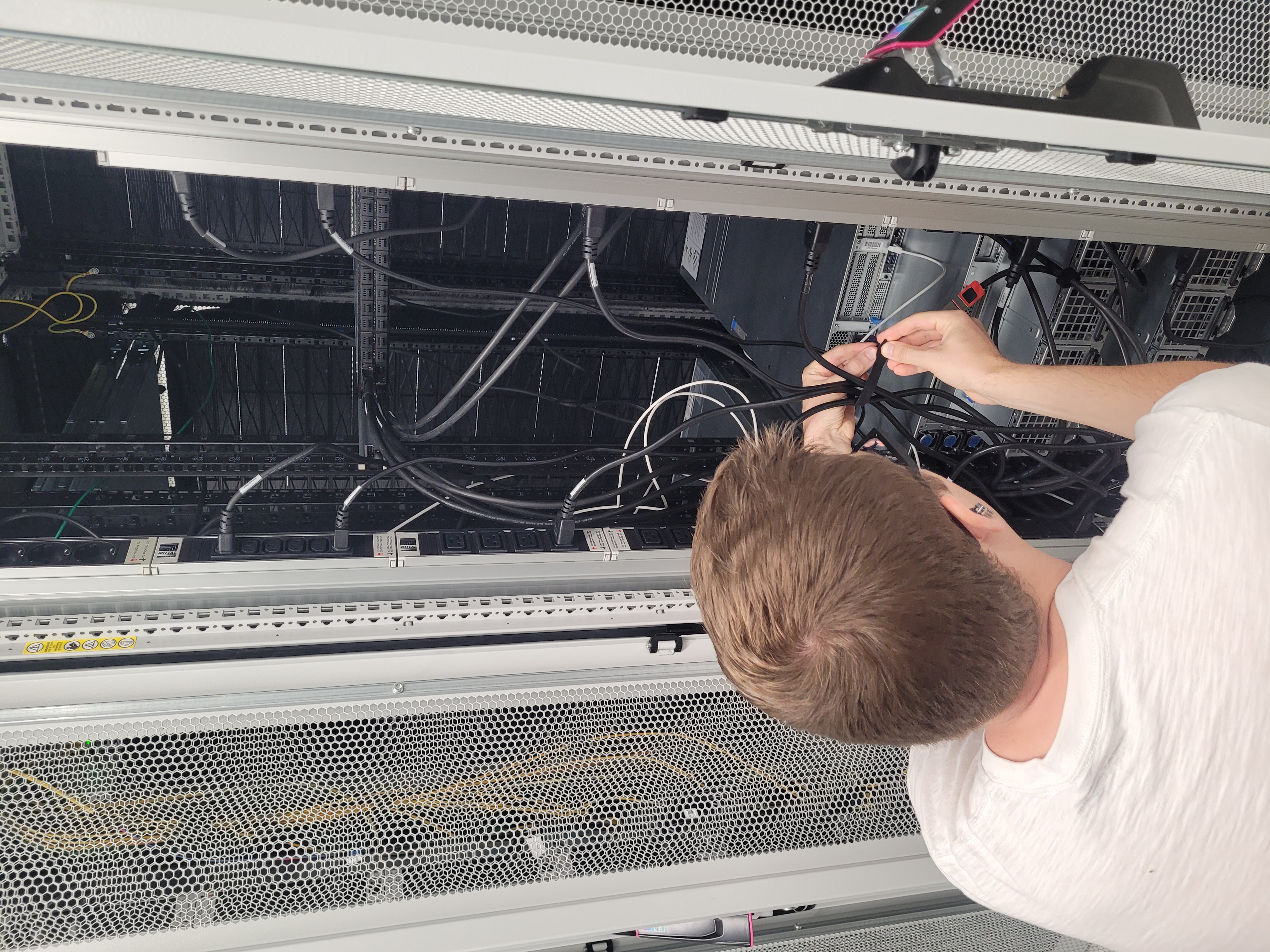 Cable management in the server rack